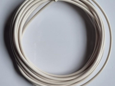 Zoom sur la câble de mise à la terre avec oeillet et douille cylindrique